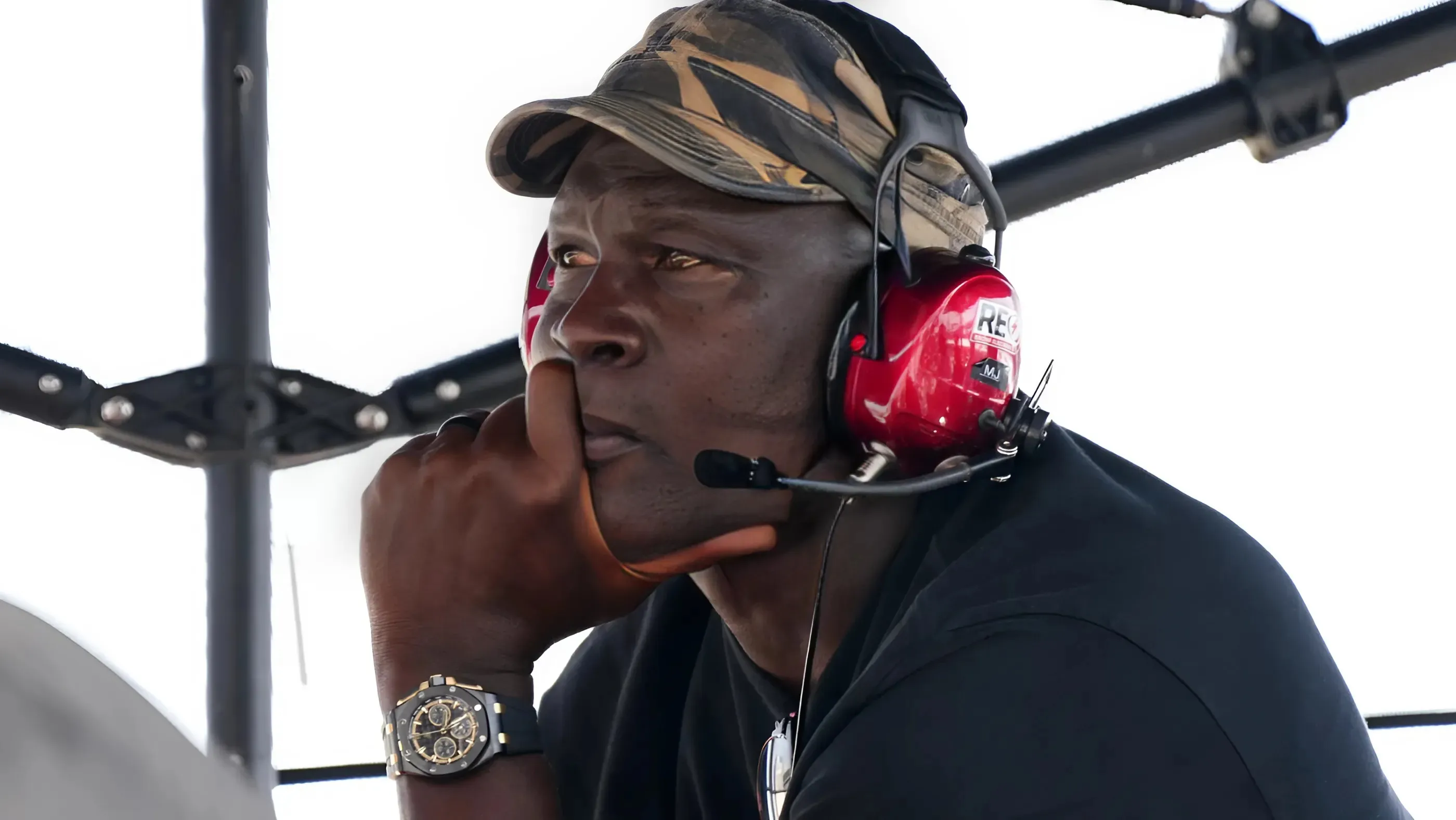 Michael Jordan yelled at teammate who lost $17,000 to him in card game for not having his money and needing his dad to pay