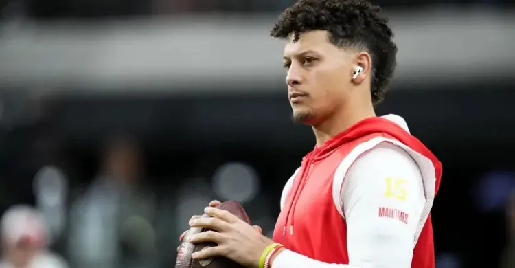 Chiefs QB Patrick Mahomes Reacts to Scary Injury During Bills-Dolphins Game