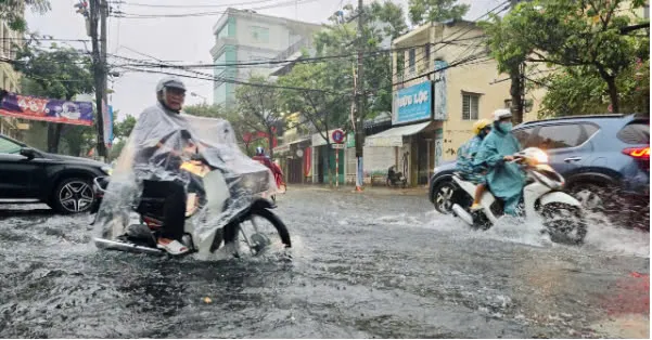 Đà Nẵng ngay lúc này: Mưa to gió lớn quần thảo phố phường, tình hình nguy cấp