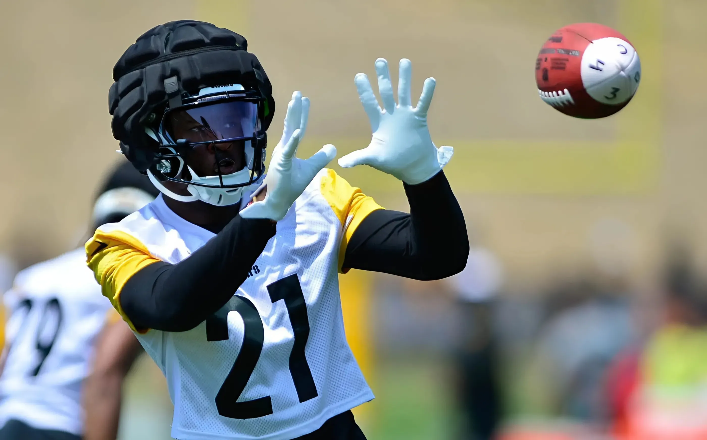 Steelers Re-Sign Big-Bodied Wide Receiver