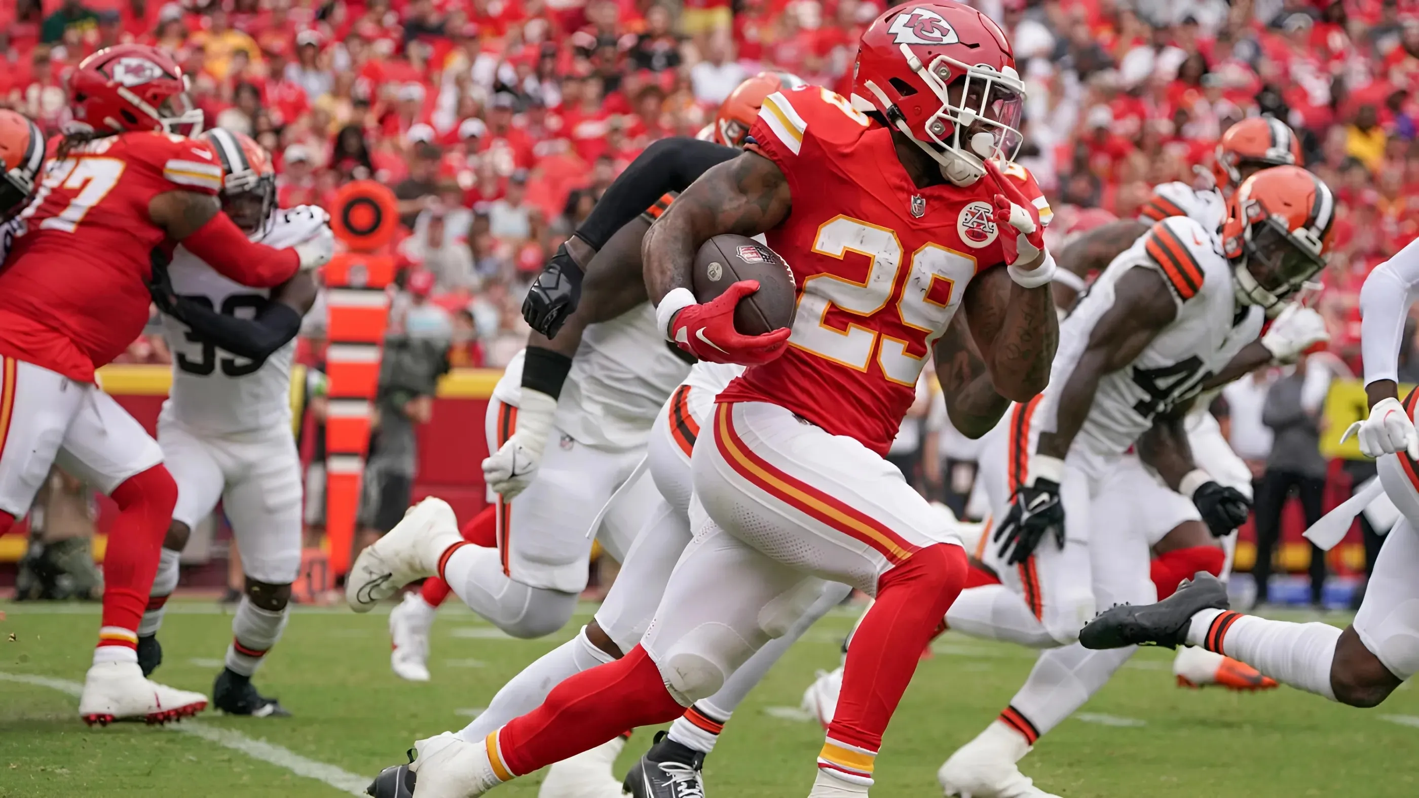 Kareem Hunt to sign with Chiefs practice squad