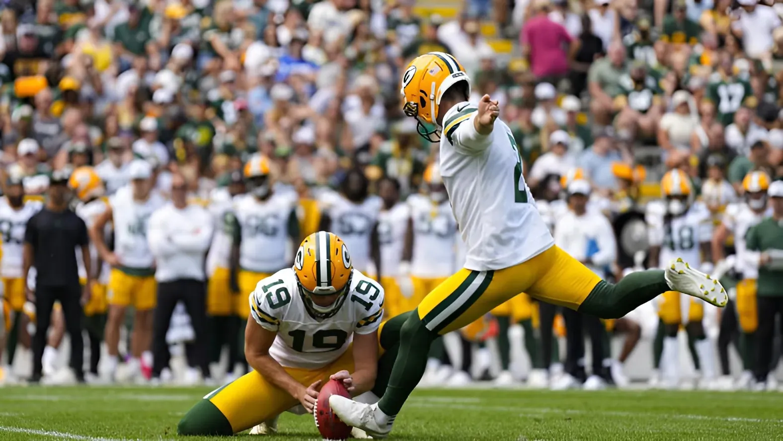 Fans Have Mixed Reactions to Giants Signing Former Packers Kicker