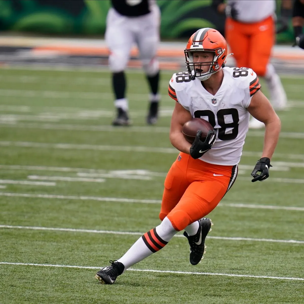 Browns Urged to Trade for Former TE Amid Njoku Uncertainty