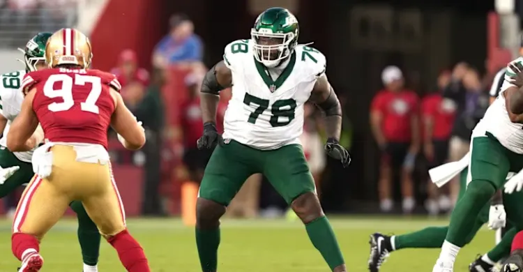 New York Jets Starting Offensive Tackle Suffers Scary Knee Injury