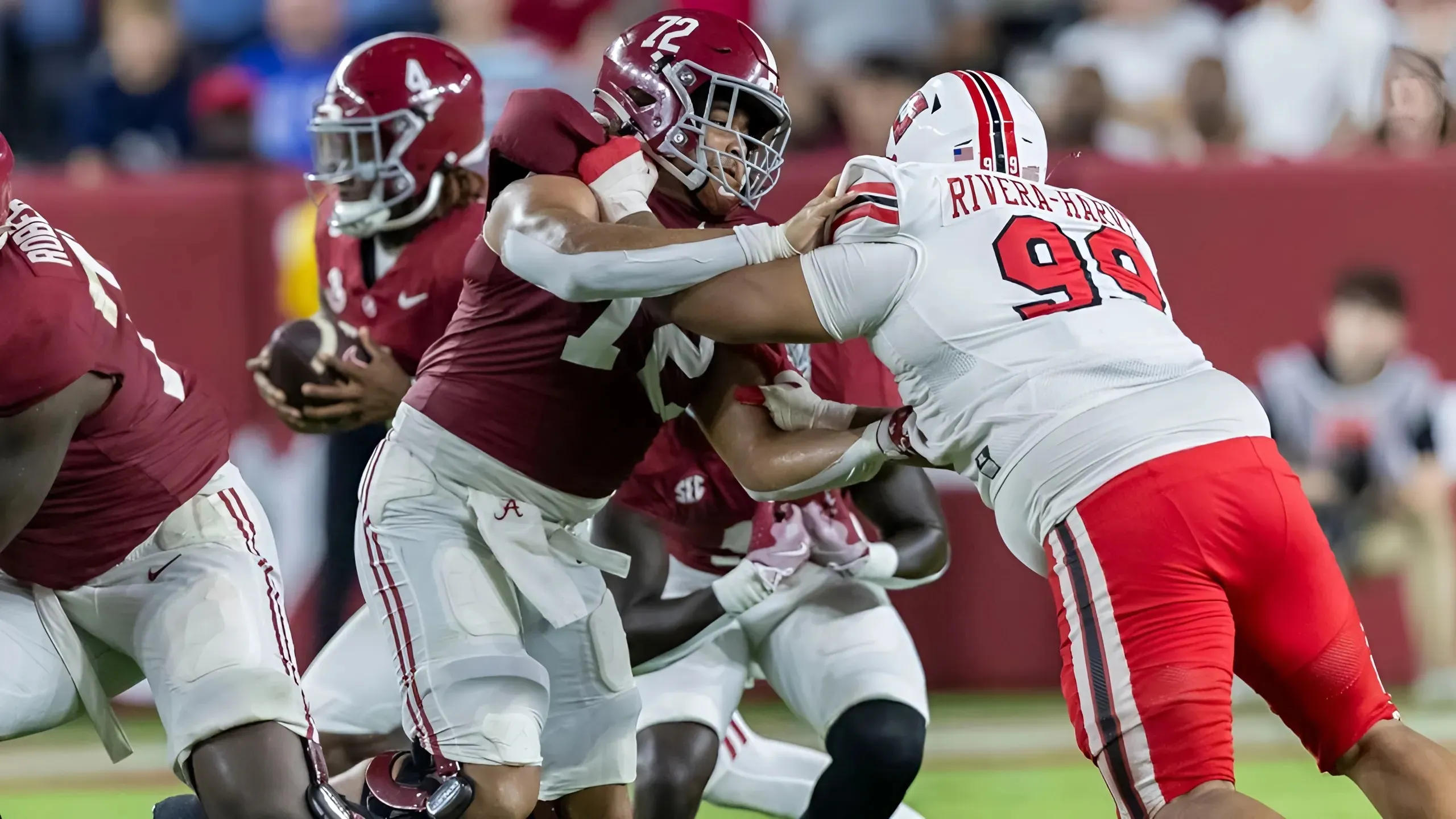 Why does Parker Brailsford’s helmet keep coming off for Alabama football?