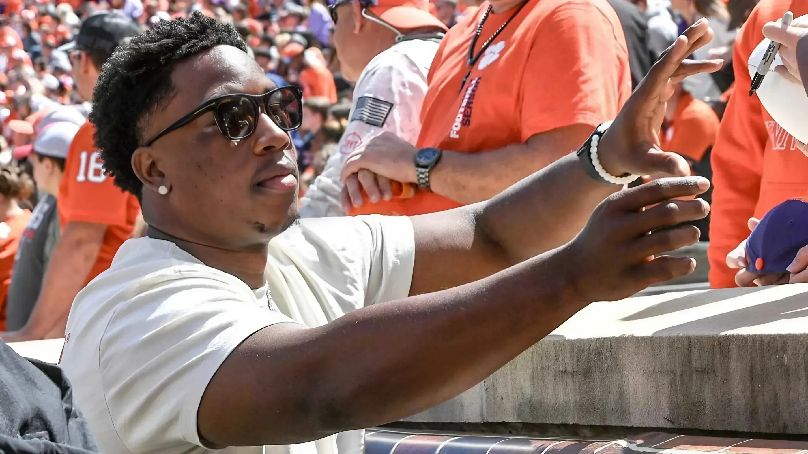 Bengals Re-Signed DE K.J. Henry To Practice Squad