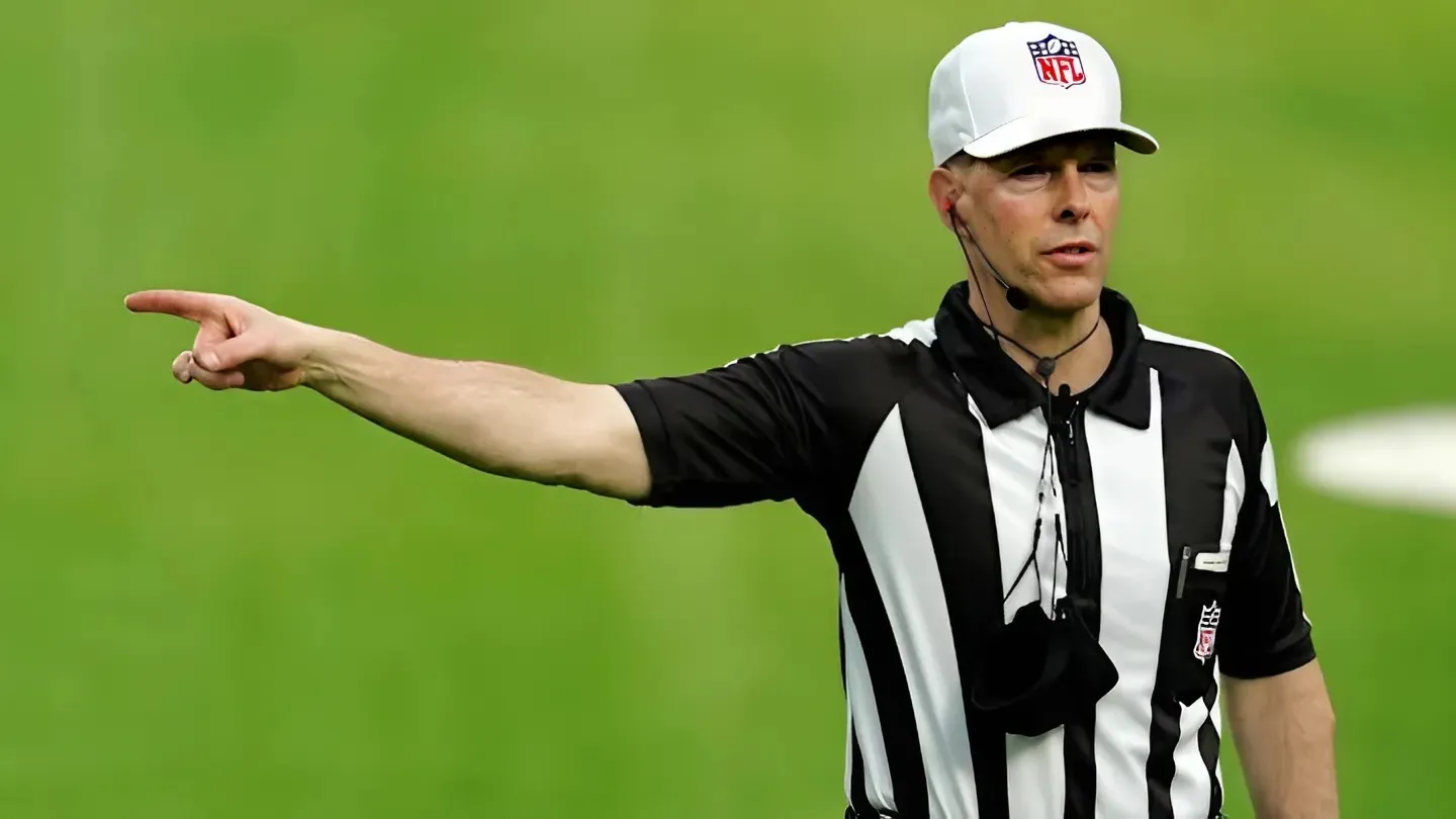 Who are the announcers and referees for Saints vs. Eagles today?