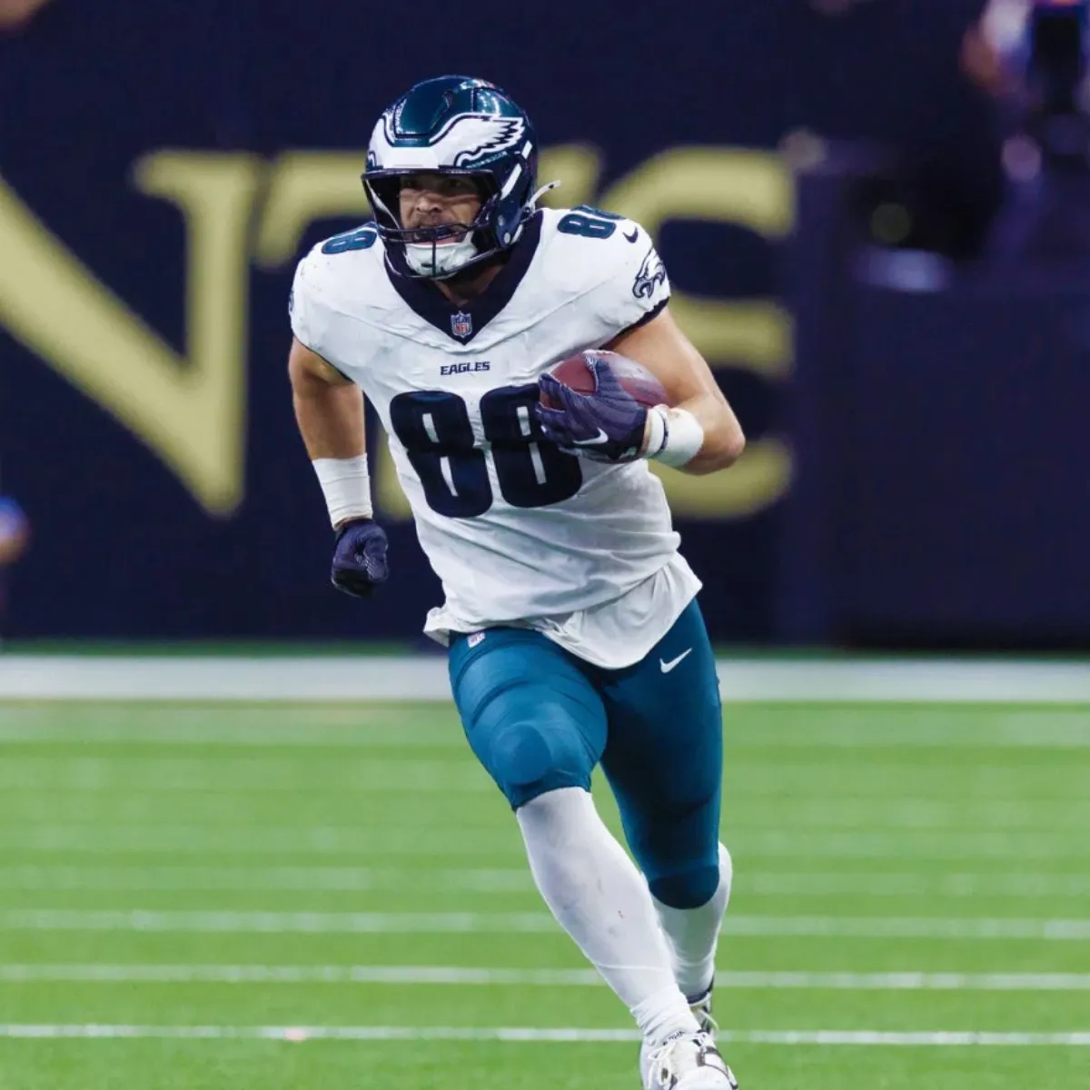 Tight End's Career-Day Lifts Eagles Over Saints - "For Smitty"