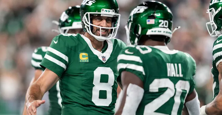 Video: Jets' Aaron Rodgers Jokes Breece Hall Needs to Cut Down Complaining in Huddle