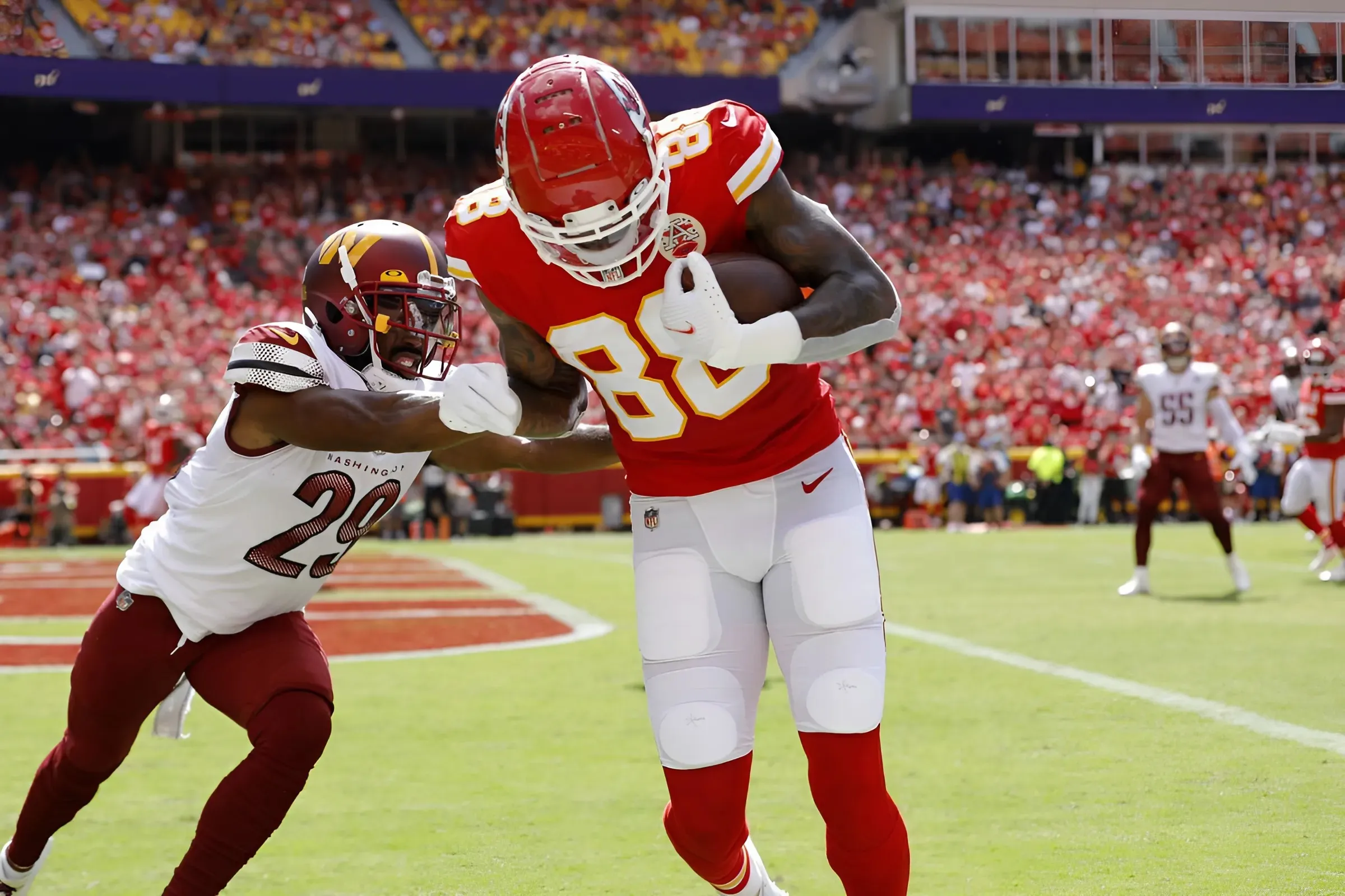 Chiefs Re-Sign Fan Favorite TE After Stint With Dolphins