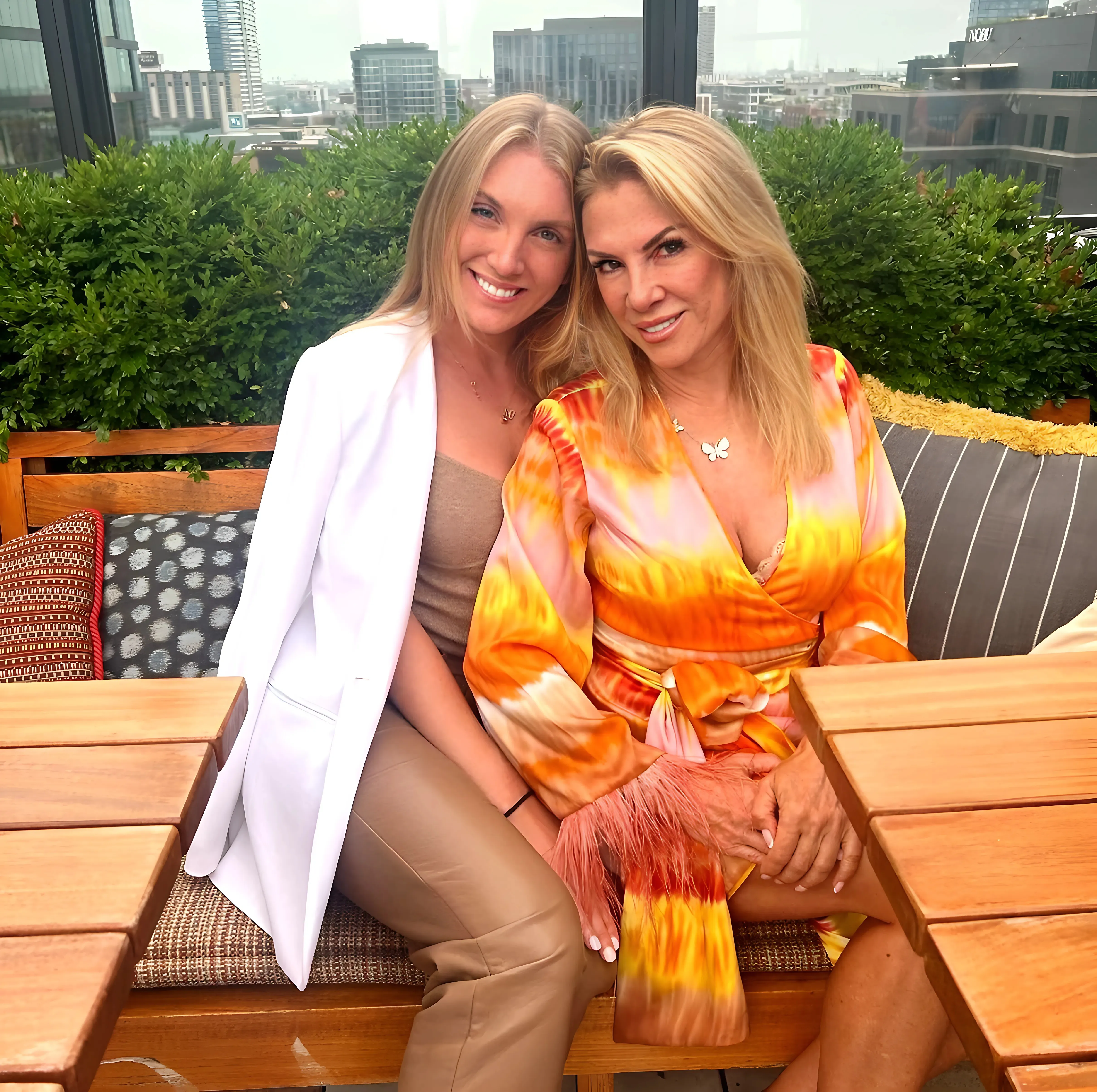 "RHONY's Avery Singer reacts after Ramona's mother's scandal, suddenly stirs up BravoCon - See the explosive reaction from fans!"-suong