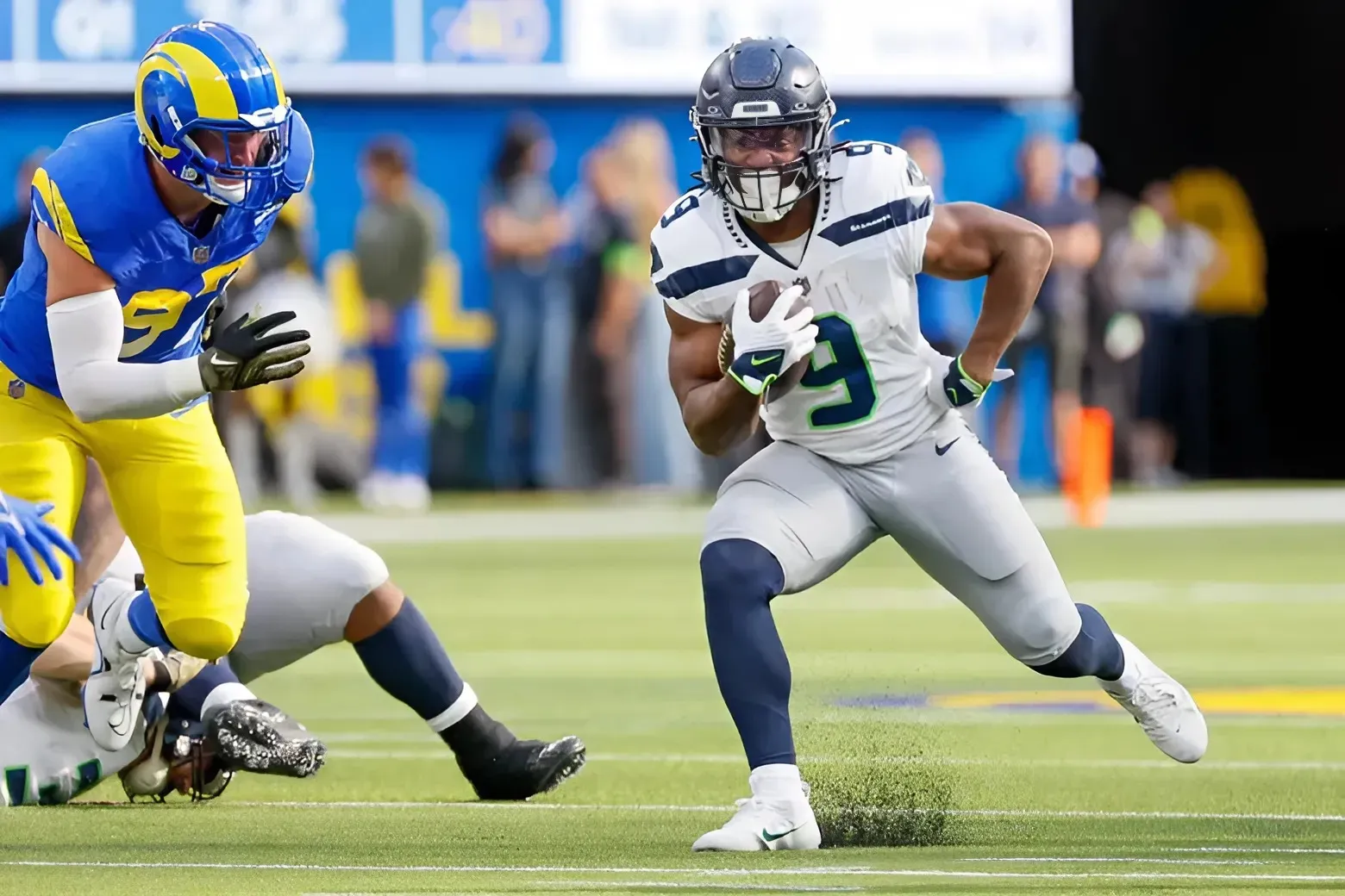 Seahawks RB goes viral for making unreal flip to keep play alive