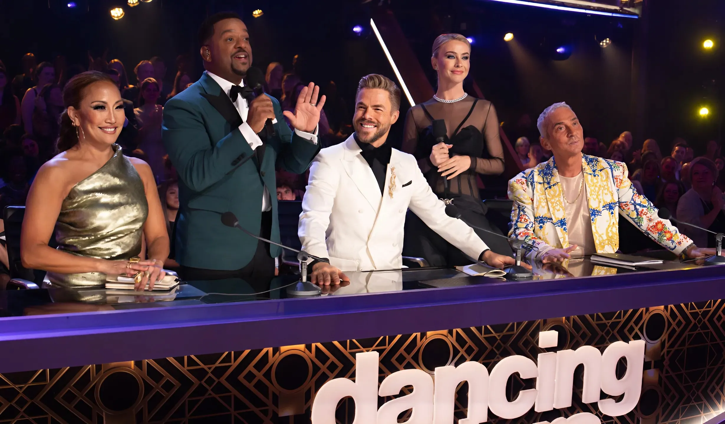 Dancing With the Stars judges slammed as fans accuse panel of 'fixing' scores during week one trucc