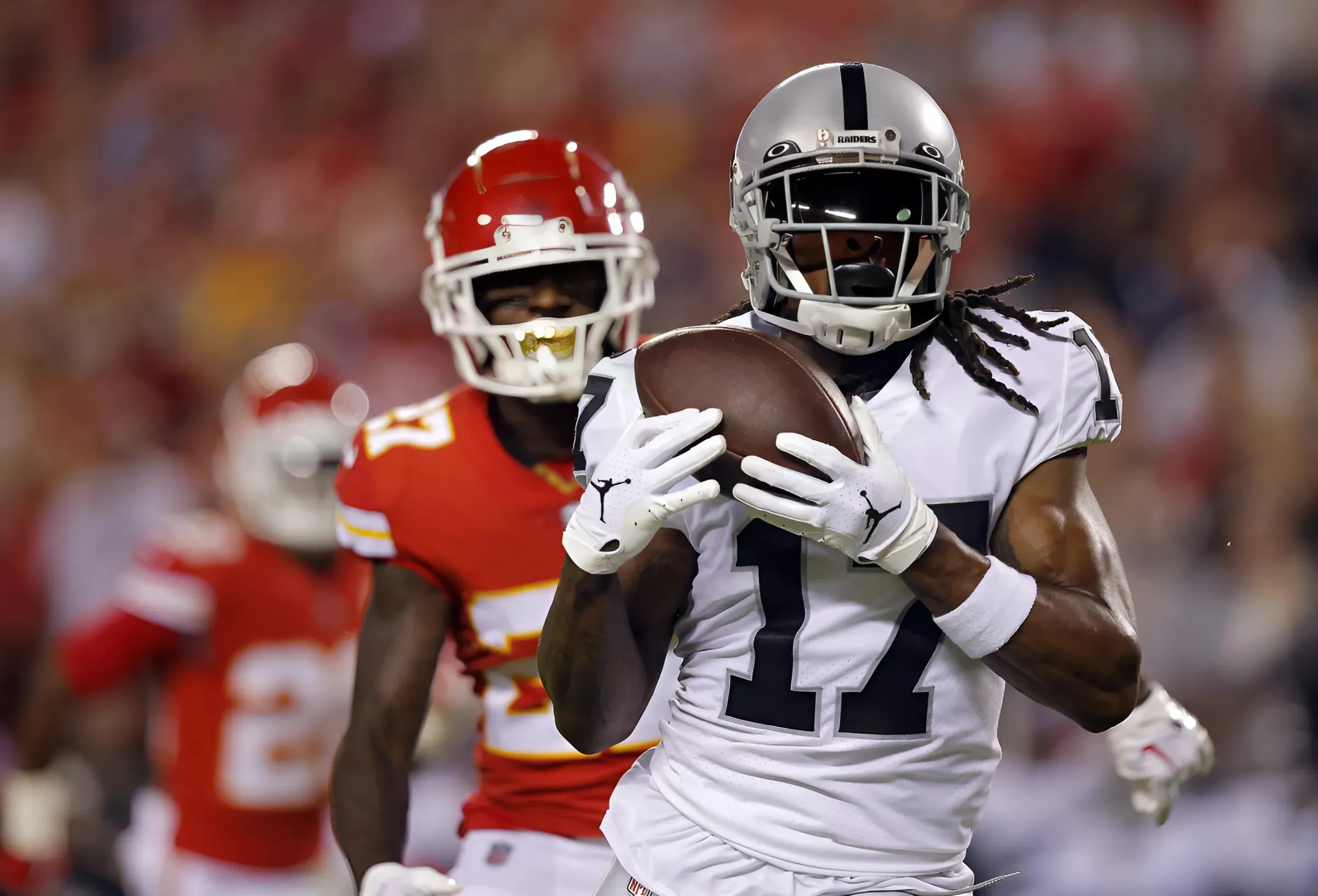 REPORT: Kansas City Chiefs Disinterested in Davante Adams Despite Losing 2 Starting WRs to Injury