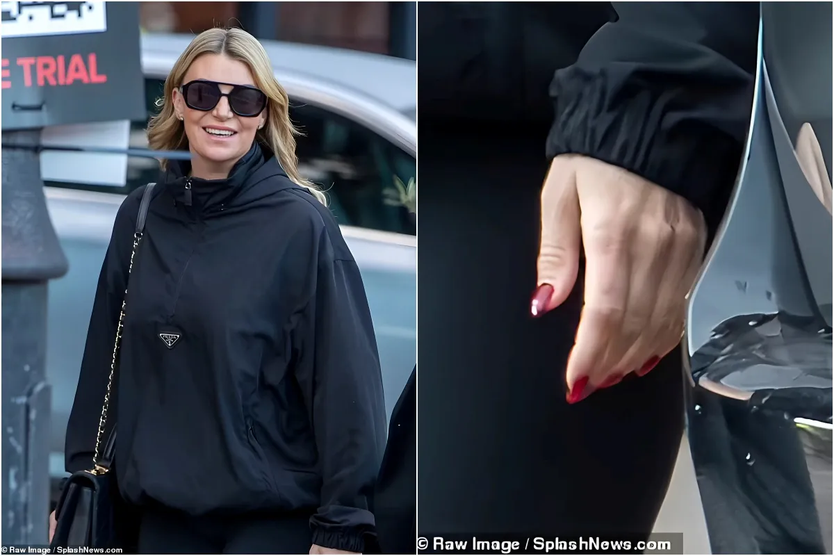 Billi Mucklow ditches her £200,000 wedding ring and beams as she is seen for the first time since shock split from husband Andy Carroll liennhi