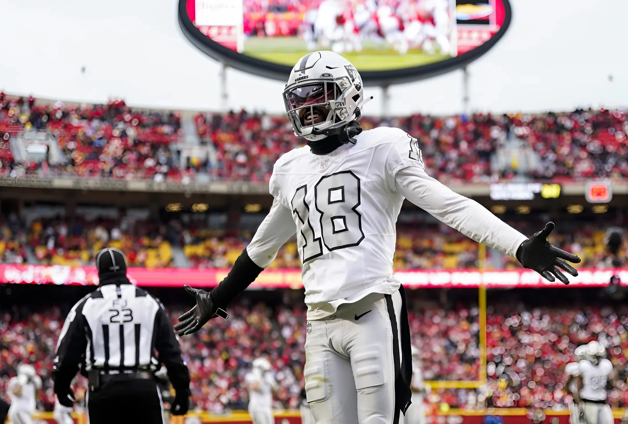 Raiders Starting CB Running WR Drills Amid Davante Adams Drama