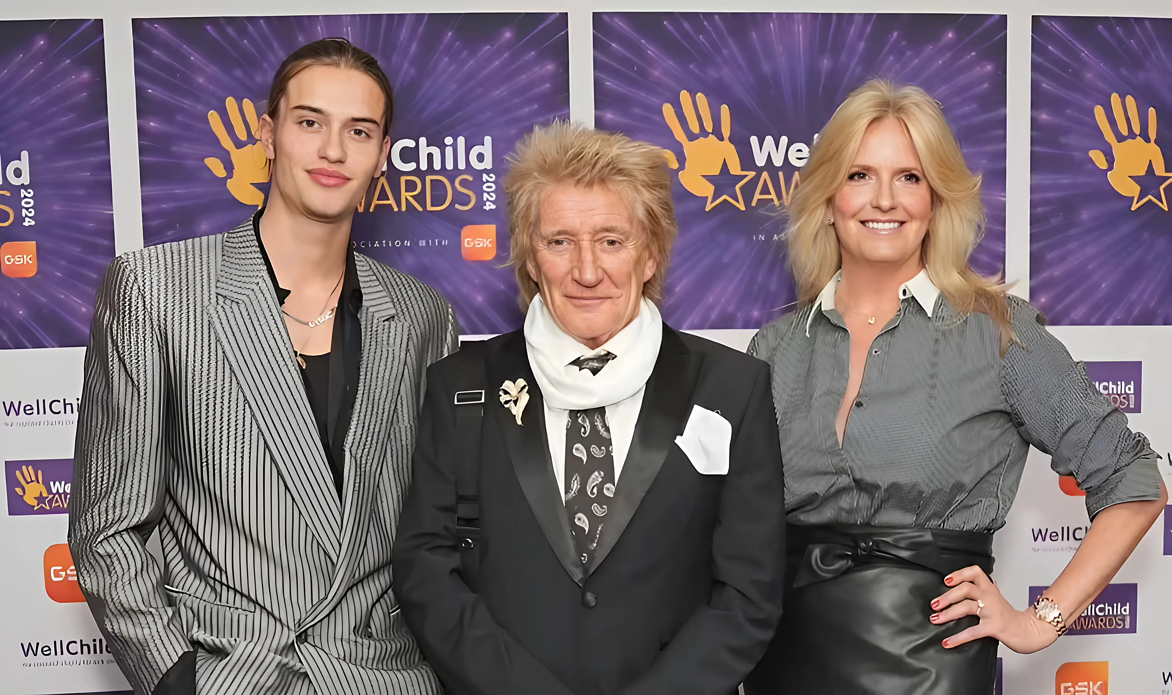 Rod Stewart and Penny Lancaster cosy up during public outing and ignore 'rift' rumours trucc