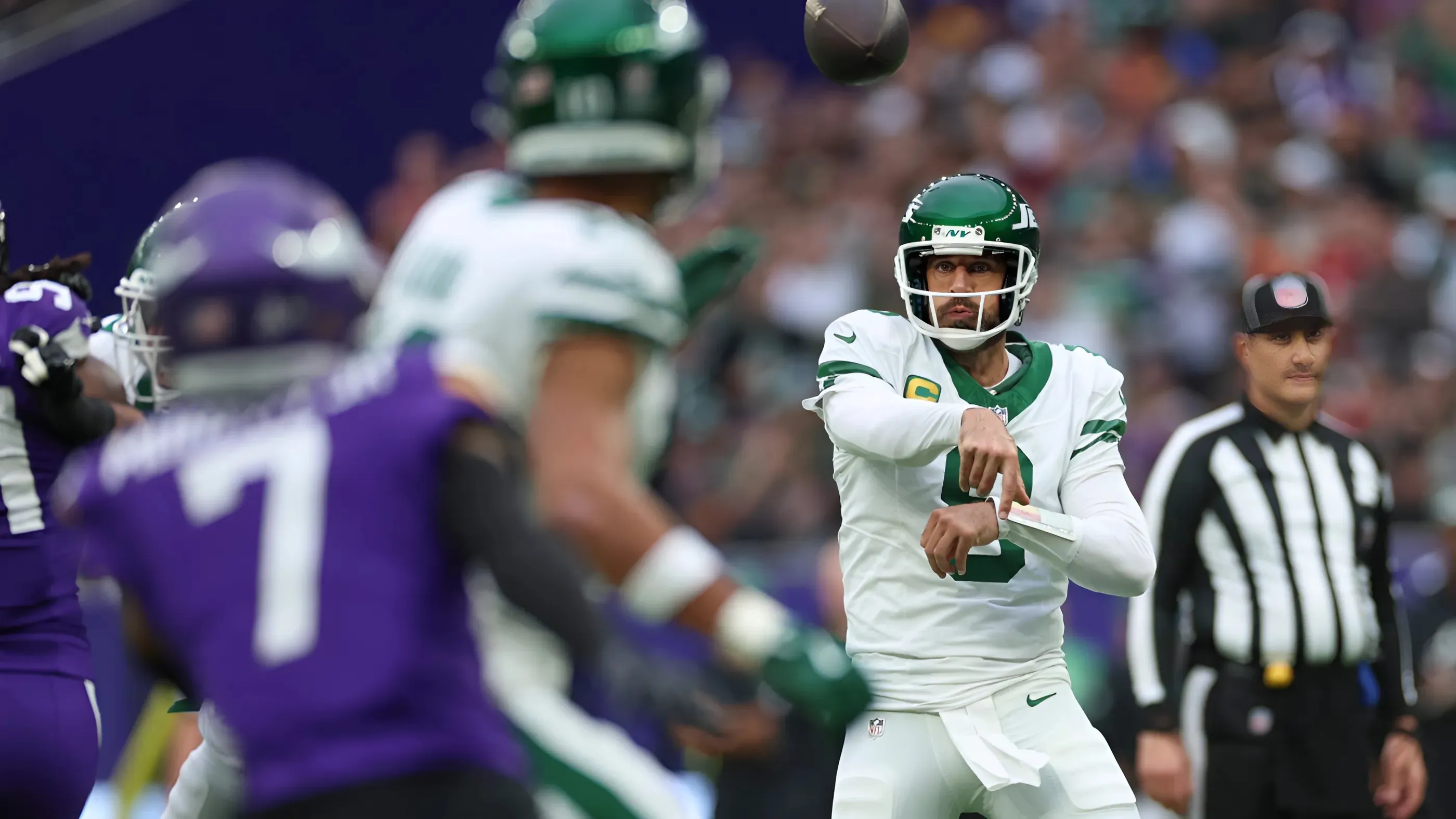 Jets QB Aaron Rodgers suffers injury scare vs. Vikings