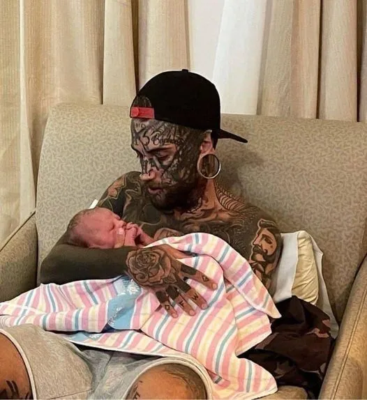 24-year-old dad, whose body is completely covered with over 200 tattoos removed them for the sake of his baby daughter … and you better take a sit before seeing him today in 1st comm ⬇ 24-year-old dad, whose body is completely covered with over 200 tattoos removed them for the sake of his baby daughter … and you better take a sit before seeing him today in 1st comm ⬇