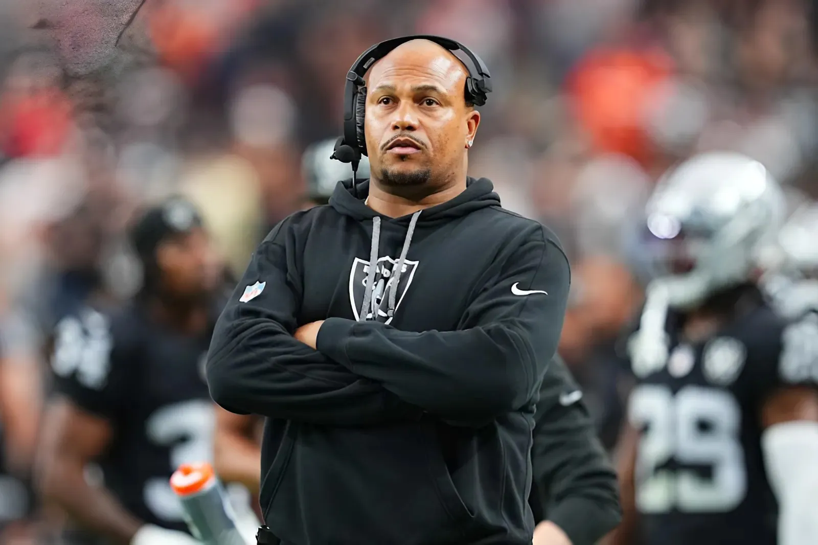 Raiders' Antonio Pierce Unsure If Minshew or O'Connell Will Be QB1 vs. Steelers