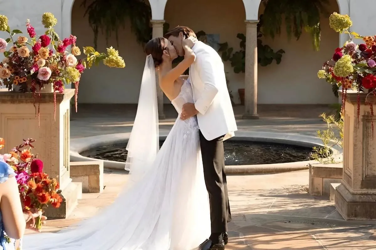 Bachelor Nation’s Abigail Heringer & Noah Erb Are Officially Married! See the Stunning Pictures tram