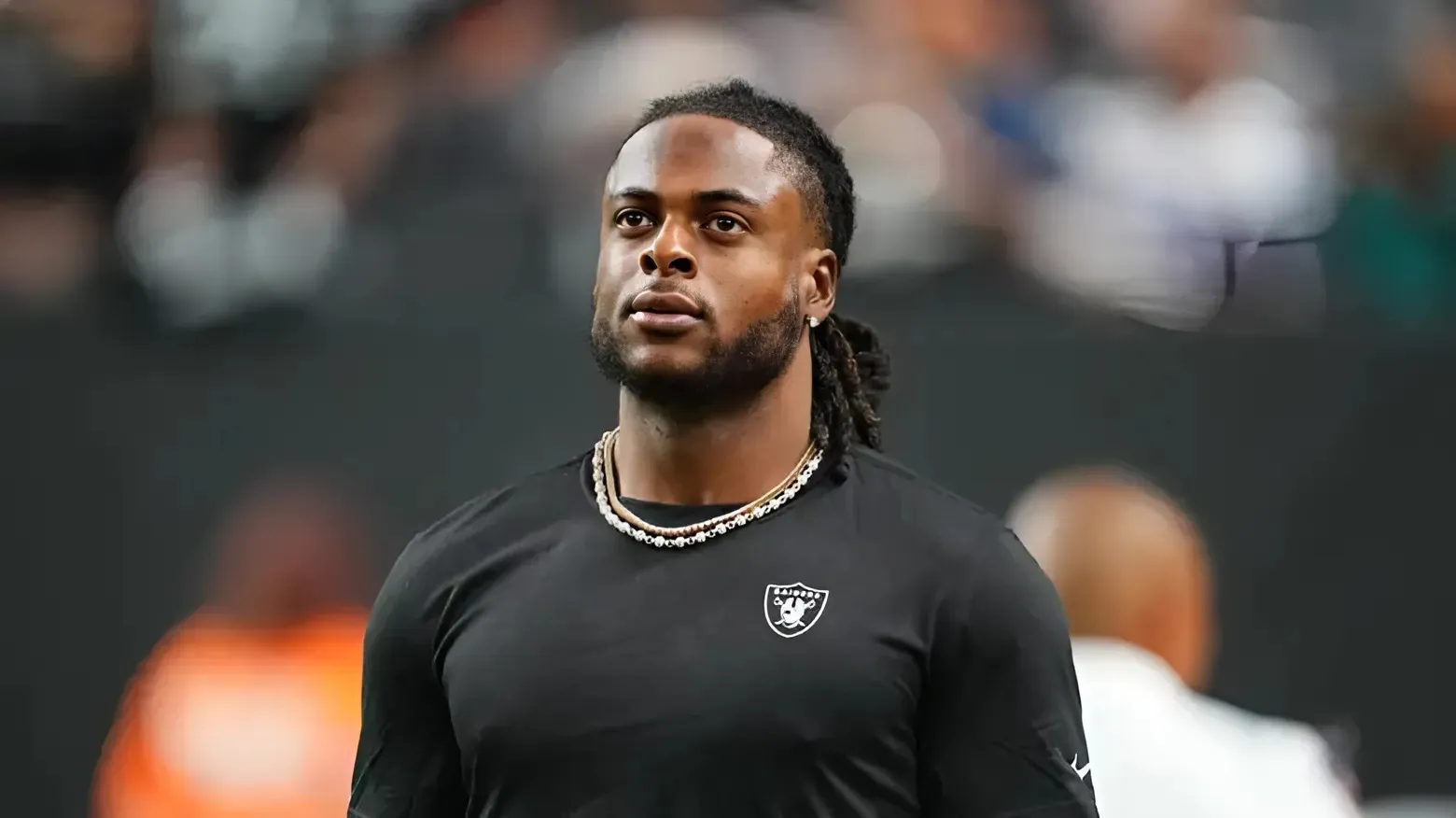 Raiders’ Antonio Pierce Turns Heads With Message on Davante Adams