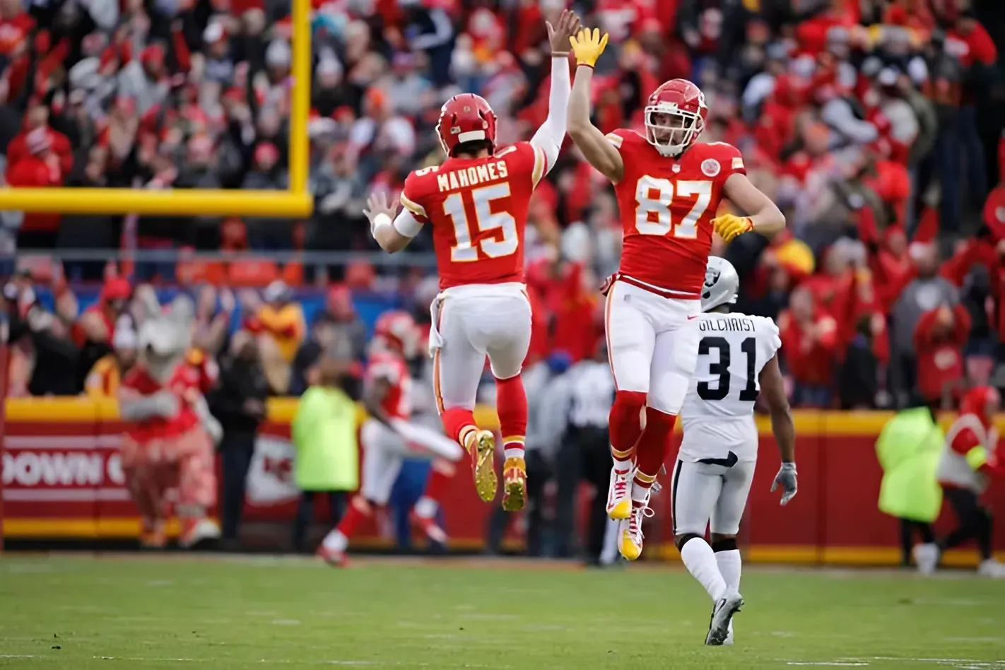 Chiefs' Patrick Mahomes Reveals 2-Word Reaction to Travis Kelce's Wild Highlight