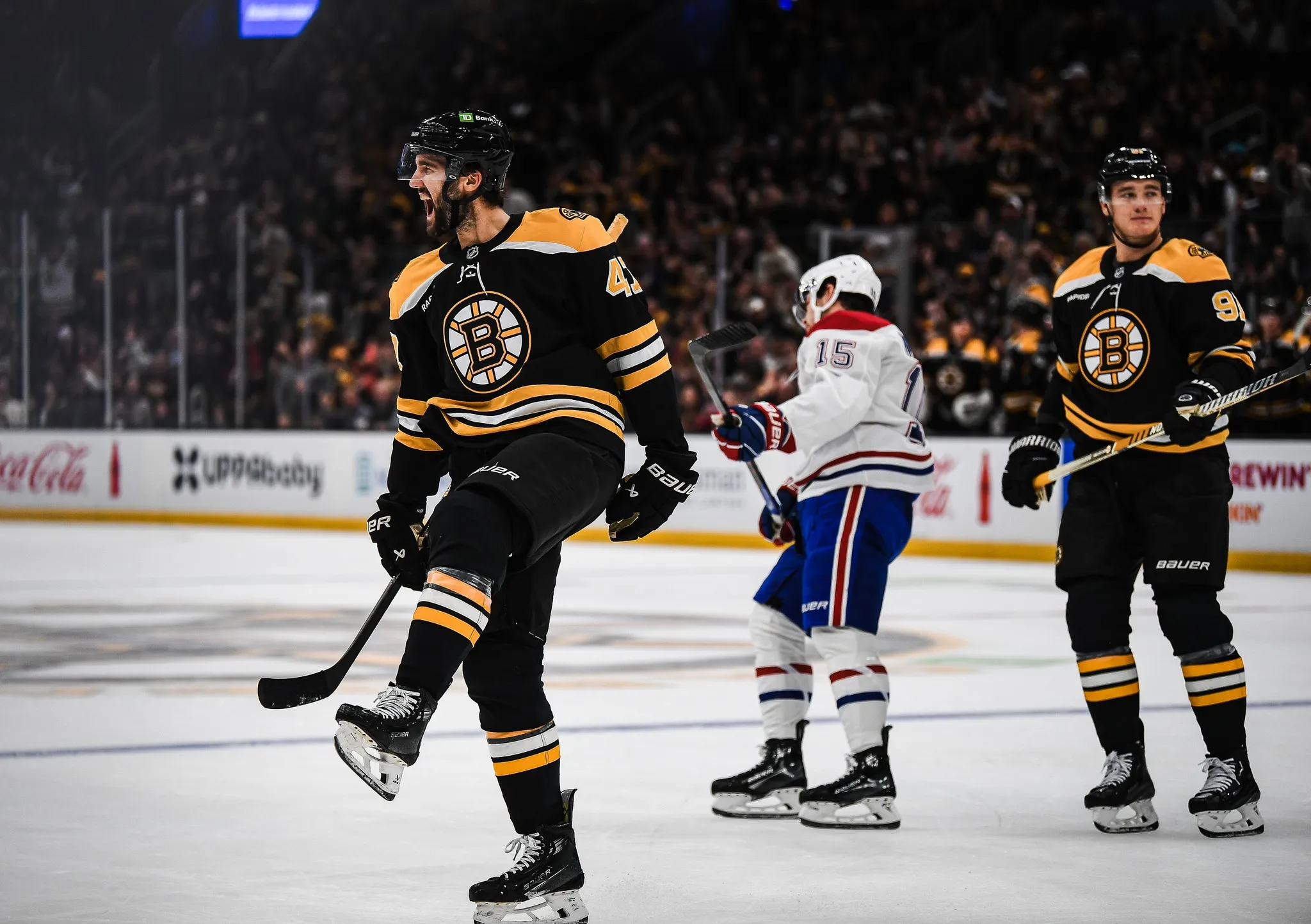 Scoring burst lifts Bruins past Canadiens