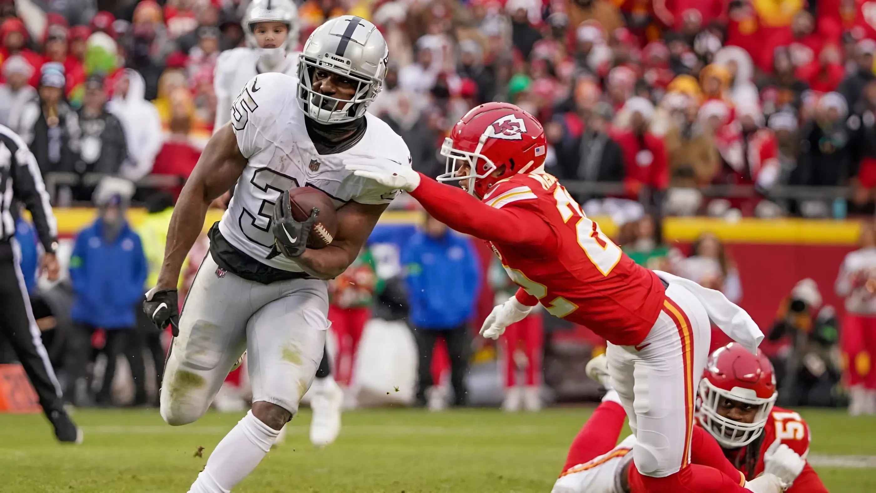 Aidan O'Connell won't like Raiders' Zamir White, Jakobi Meyers injury updates