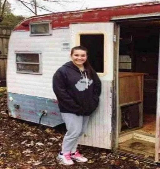 A teenage girl bought an old caravan for only $ 200. She raised money, invested twice as much, and now she’s moved into it! But wait till you see inside… I didn’t expect… – Check the comments 👇👇👇