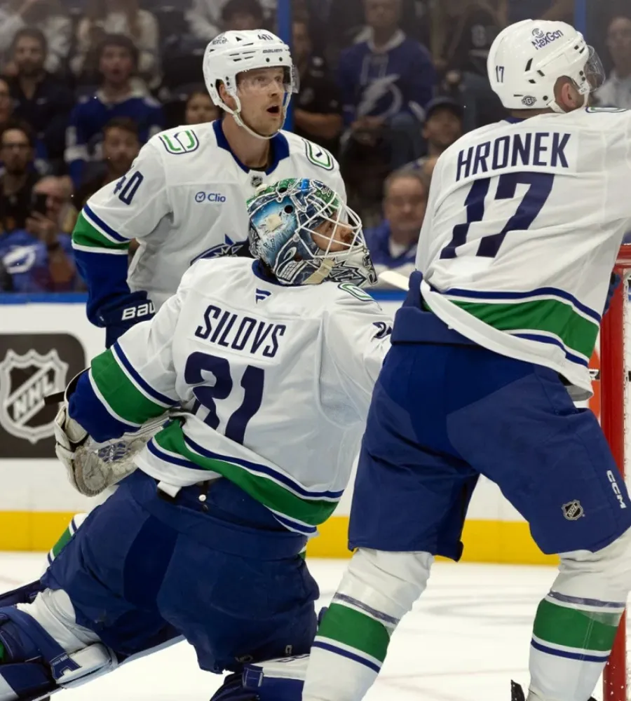 Canucks lose third straight game, fall 4-1 to Lightnin