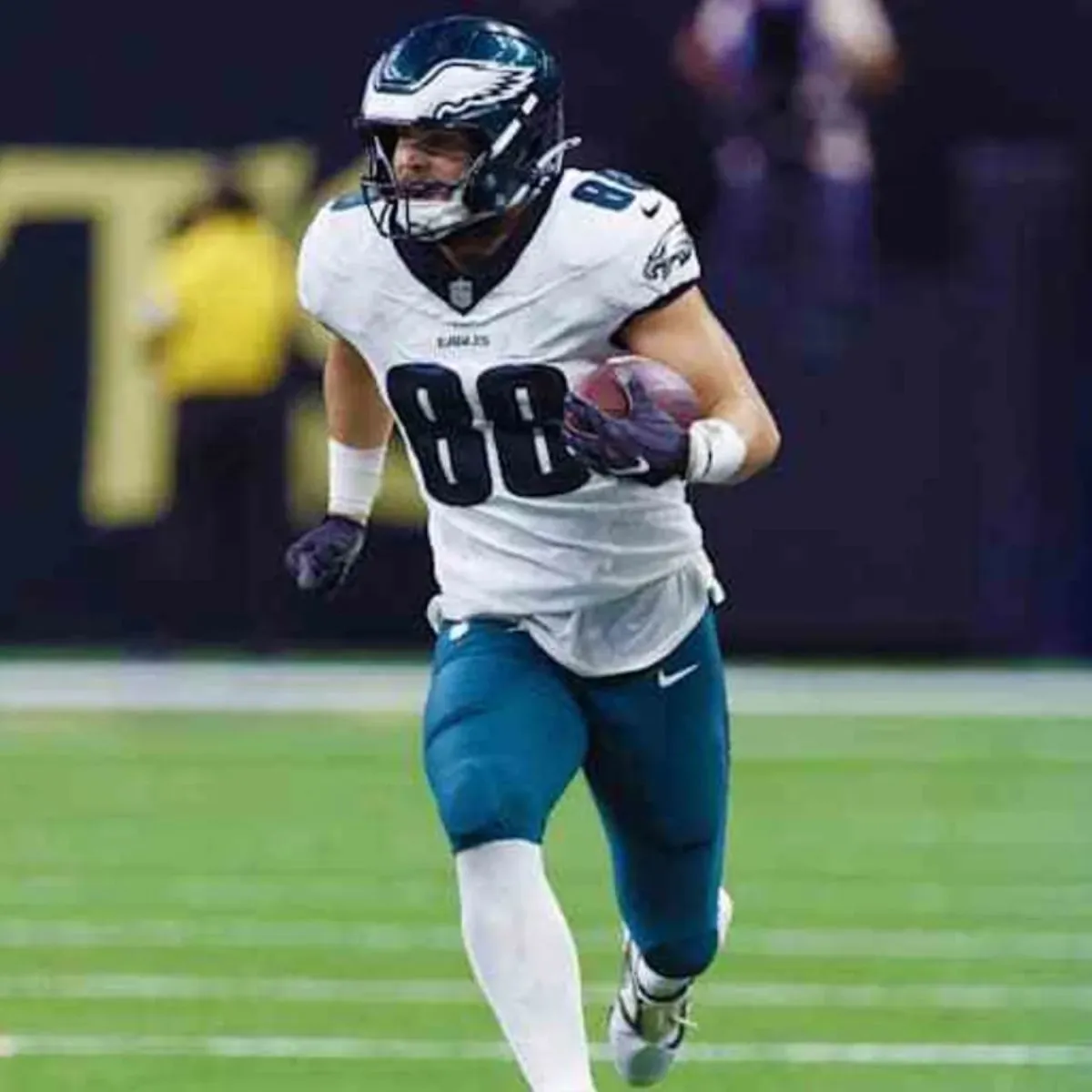 Eagles Veteran Tight End Offers Hope With Dallas Goedert Likely Out