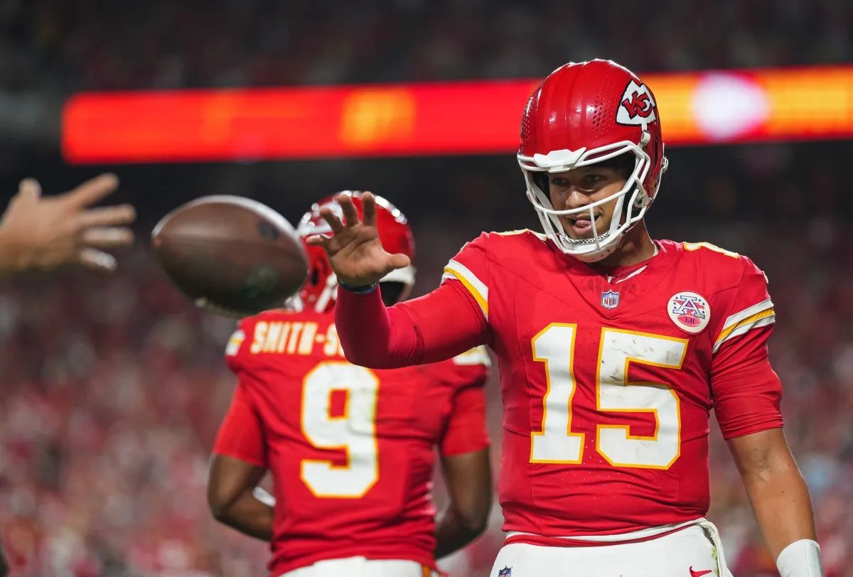 Patrick Mahomes Reveals 4-Word 'Super' Message To Chiefs WR Trade Issue