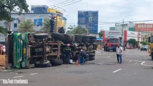 Xó t xa quá Quy Nhơn - Bình Định ng ay lúc này: Lật xe tải chở d ă m gỗ, 3 người đi đường đã