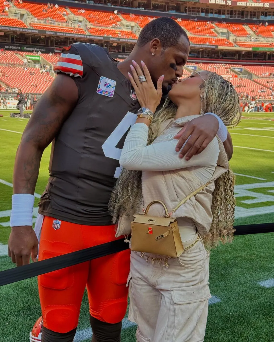 Deshaun Watson’s GF Drops 3-Word Message After Season-Ending Injury