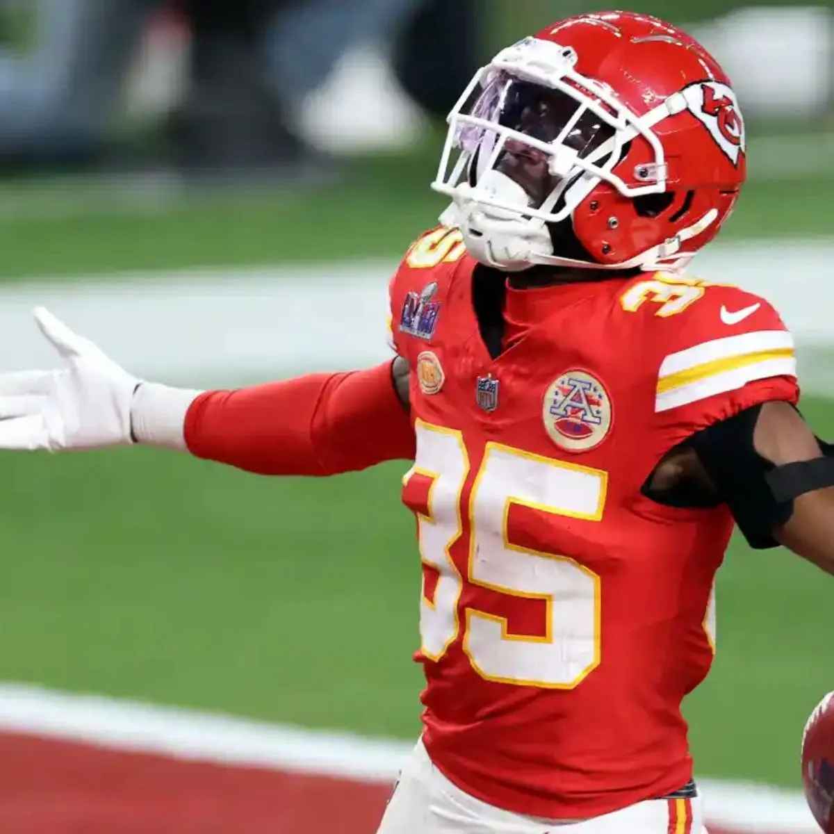 Chiefs Starter ‘on Crutches’ as KC Awaits MRI Results