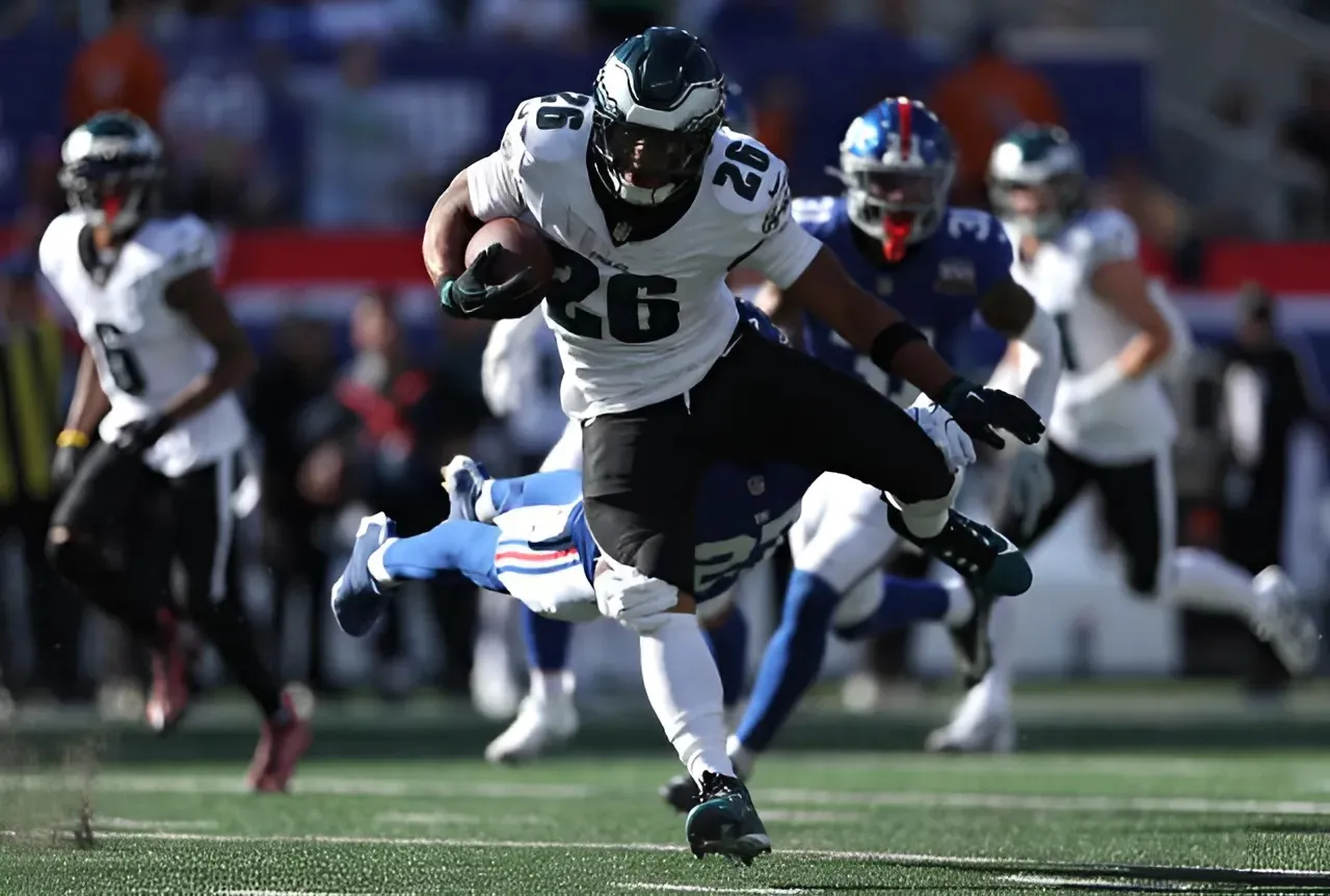 WATCH: Saquon Barkley passes up shot at career-high rushing mark to let Eagles' 'young boys eat'