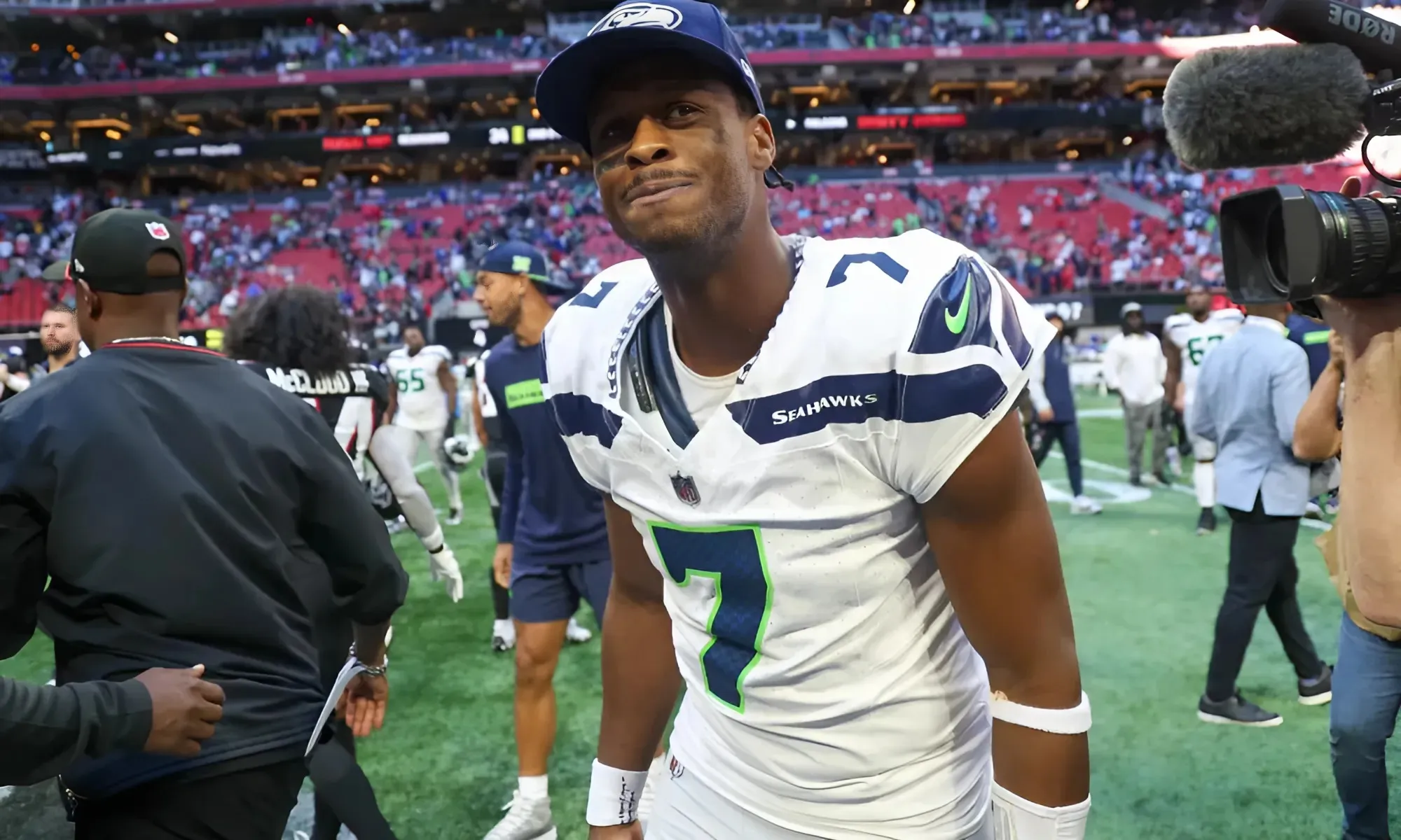 Watch Seahawks QB Geno Smith navigate pocket pressure vs. Falcons