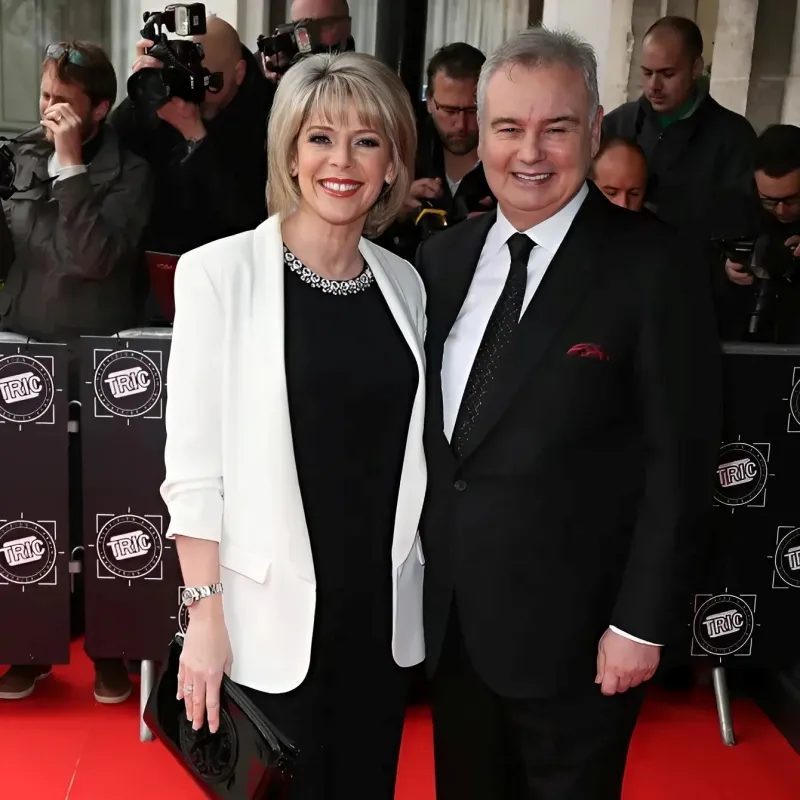 Ruth Langsford takes a savage swipe at ex Eamonn Holmes after he moved out of £3.5m Surrey mansion ngocc