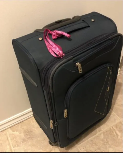 Baggage handler reveals why you should never tie a ribbon on your luggage