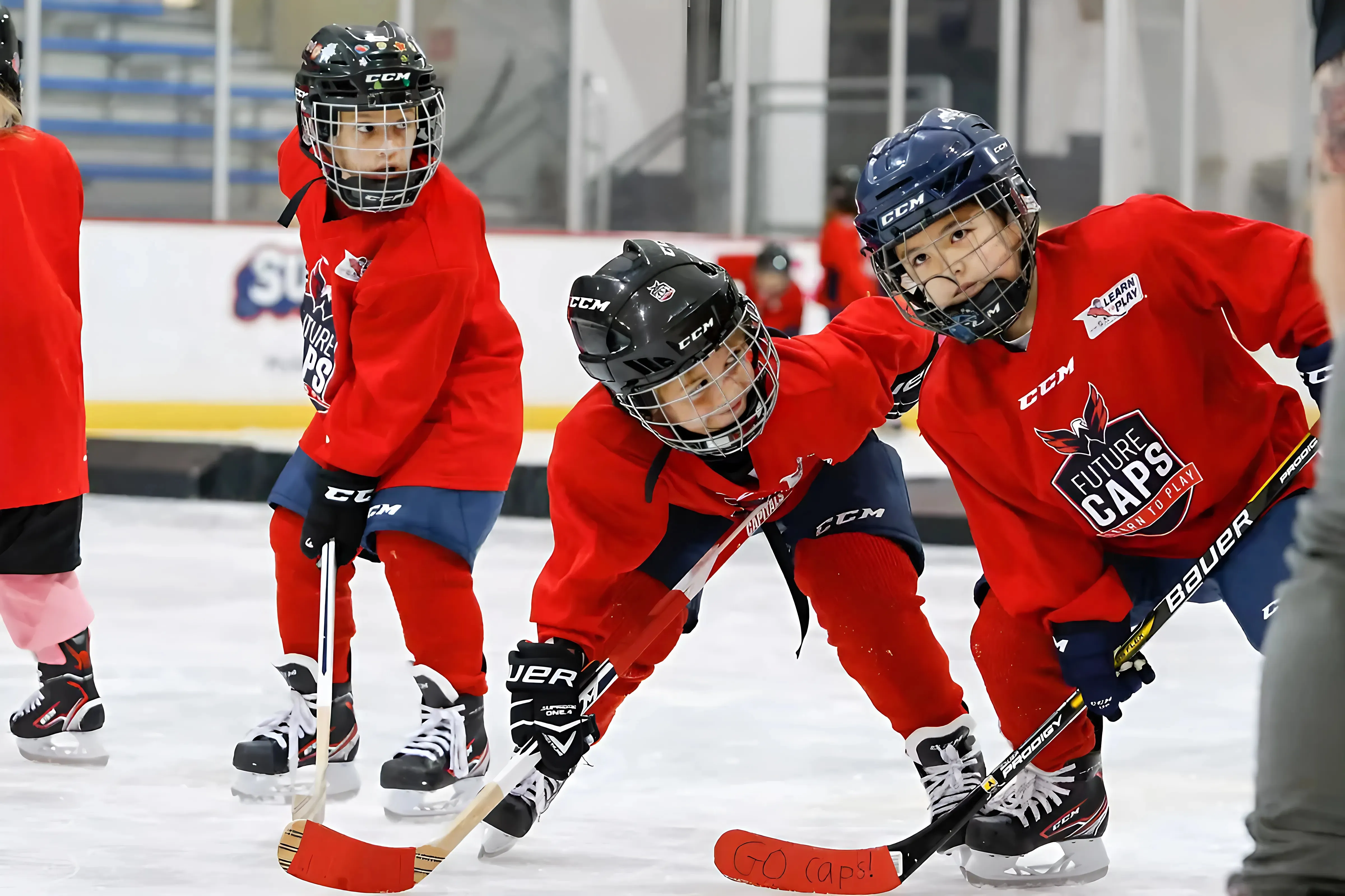 Washington Capitals teach DC public school children to ice skate trucc