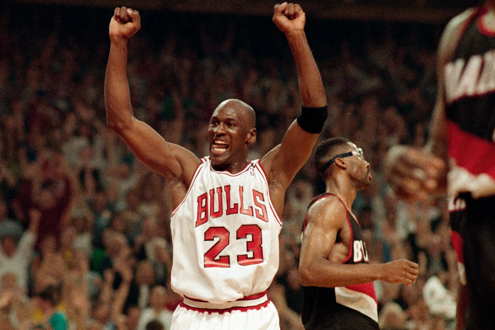 Michael Jordan had a bigger goal in mind when the Bulls broke the win record: "We don't want to lose our focus"