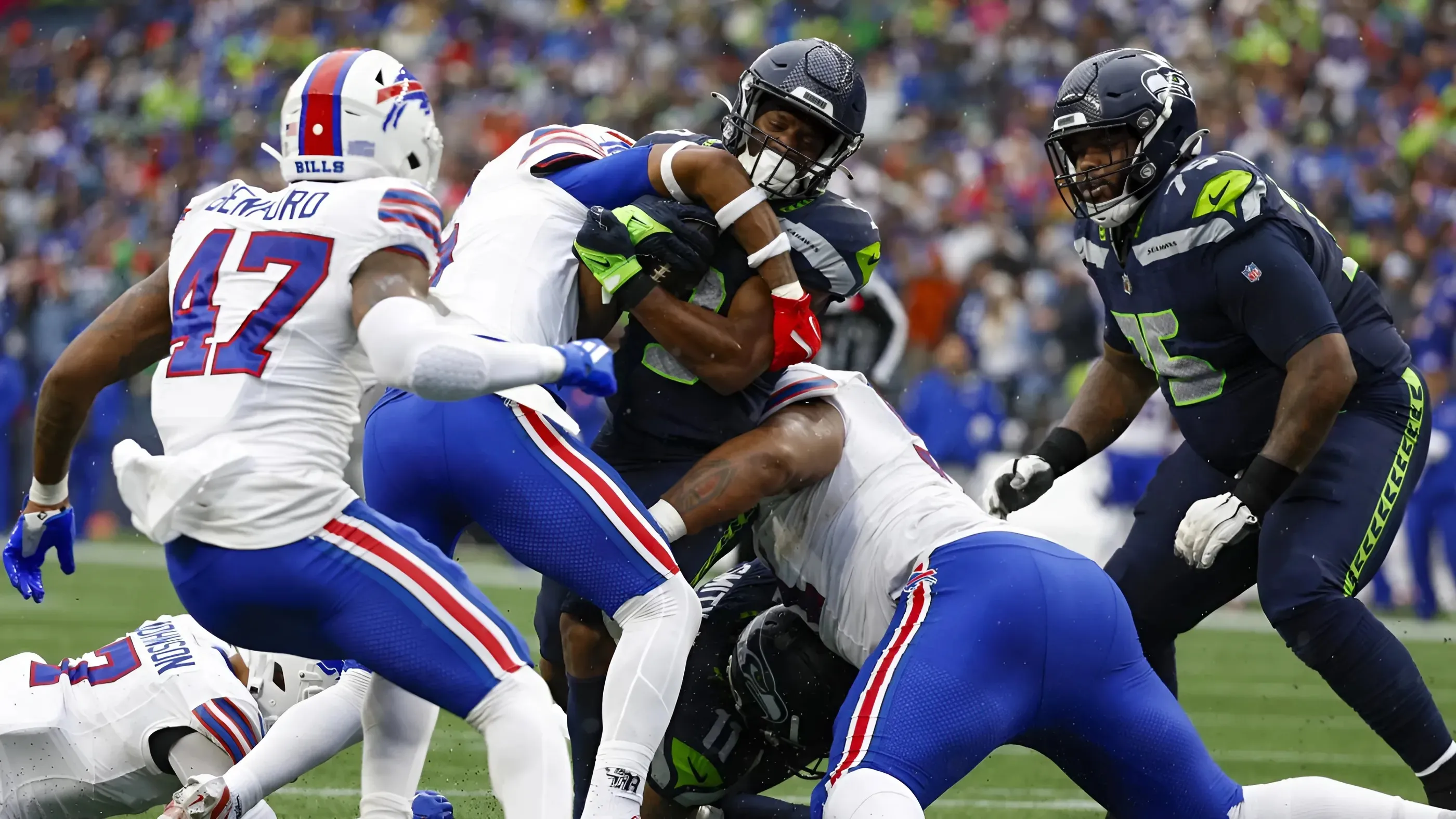 Watch: Seahawks players fig.ht on sideline during ugly first half