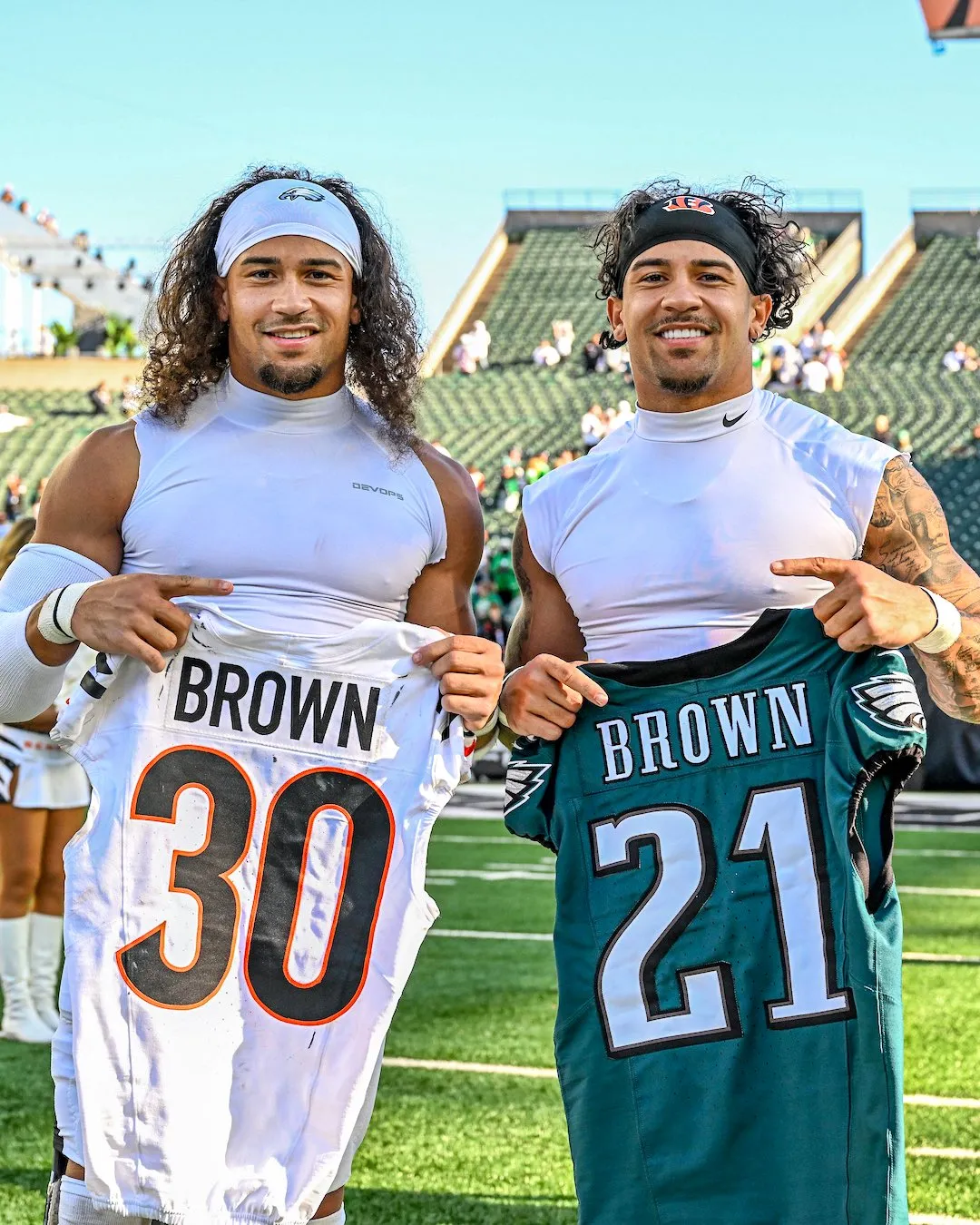 Sydney Brown makes history of a different sort during Eagles' trip to Cincinnati. If we aren't mistaken, this is the first jersey swap between twins in NFL history.