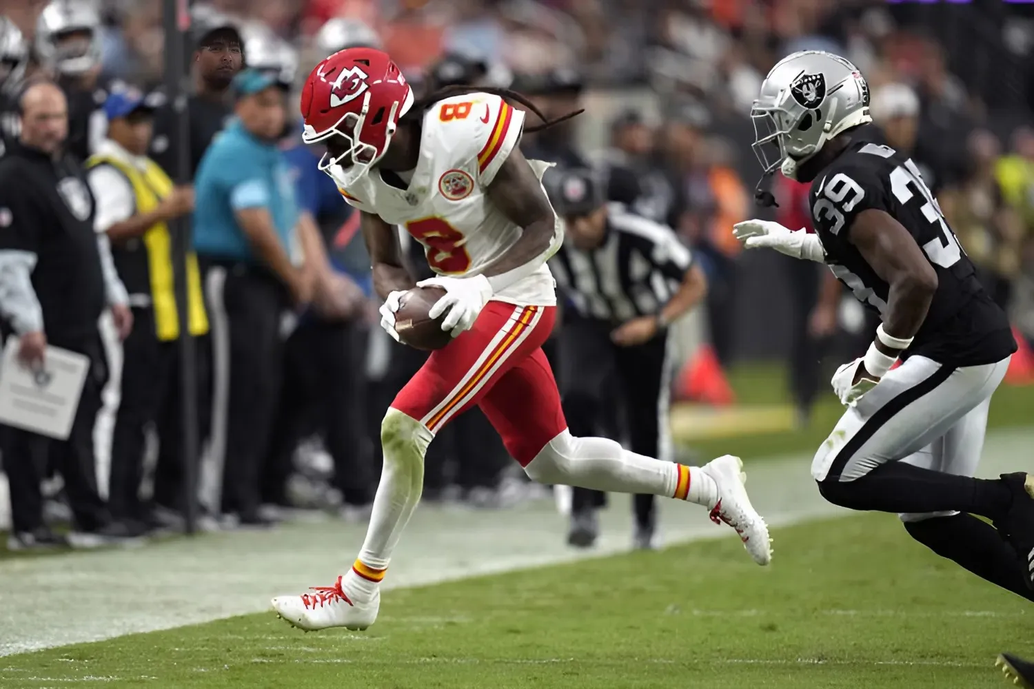 DeAndre Hopkins makes promising debut as Chiefs run win streak to 13 straight by beating the Raiders