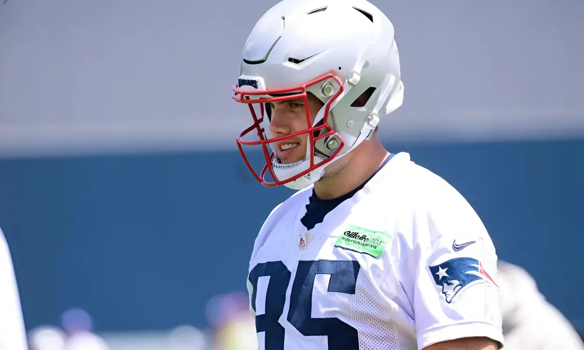 Patriots tight end takes reps at quarterback with Drake Maye limited