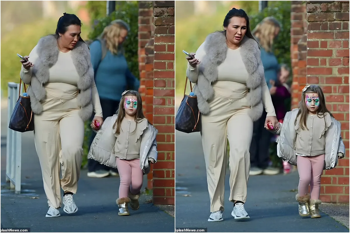 Lauren Goodger wears a cream tracksuit and fur gilet as she leaves the theatre with her daughter Larose, 3, during family day out liennhi