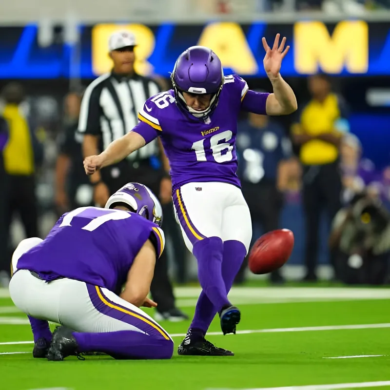 Vikings kicker Will Reichard to have Monday MRI on quad injury