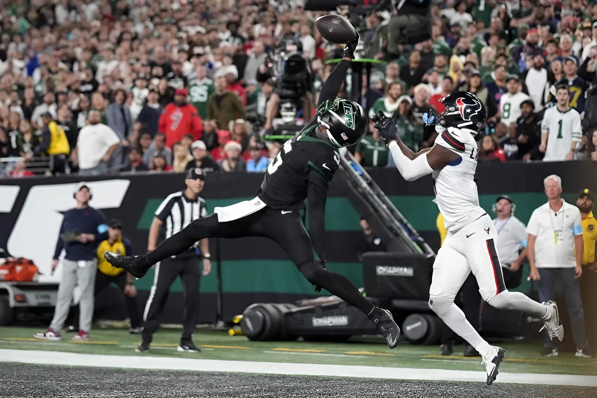 Garrett Wilson pulls off an impressive touchdown catch as the New York Jets defeat the Houston Texans 21-13, ending their five-game losing streak