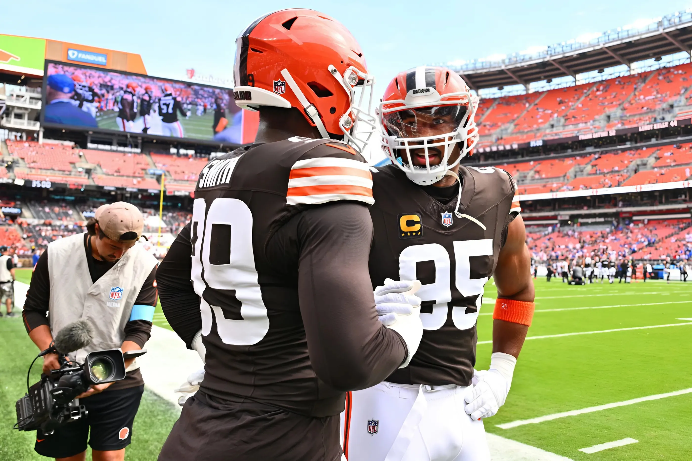 Browns' Myles Garrett reacts to Za'Darius Smith trade rumors